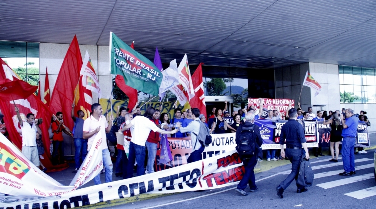 19/02/2018 - AGÊNCIA DE NOTîCIA - PARCEIRO - Frente Brasil Popular e outras organizações fazem protesto contra as reformas do governo no Aeroporto Santos Dumont, região central do Rio, nesta segunda-feira (19) - Onofre Veras/Parceiro/Agência O Dia