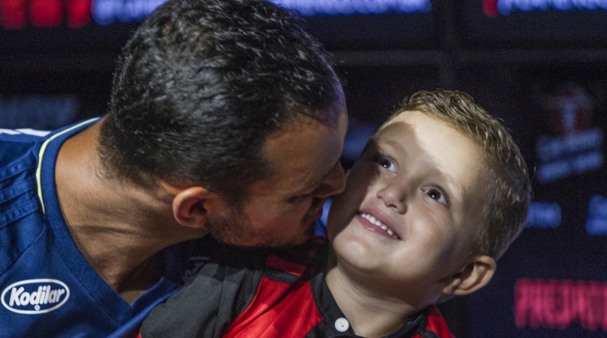 Réver beija o filho, Réver Junior, em coletiva no Ninho do Urubu - Marcio Mercante / Agencia O Dia