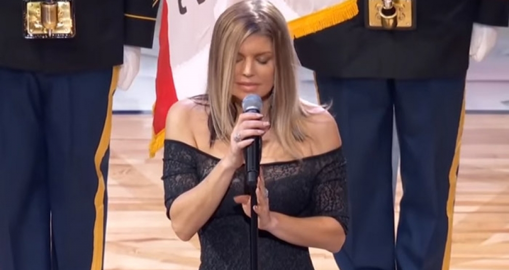 Fergie canta hino nacional de forma 'sexy' e pede desculpas