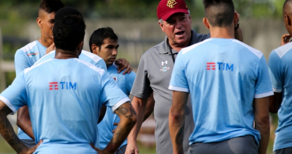 Abel Braga conversa com os jogadores em treino: trabalho vem se consolidando 