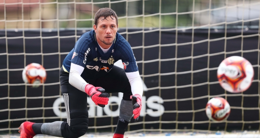 Livre da fratura na clav�cula, o goleiro Diego Alves treina forte, no Ninho do Urubu, para voltar a defender a meta do Flamengo