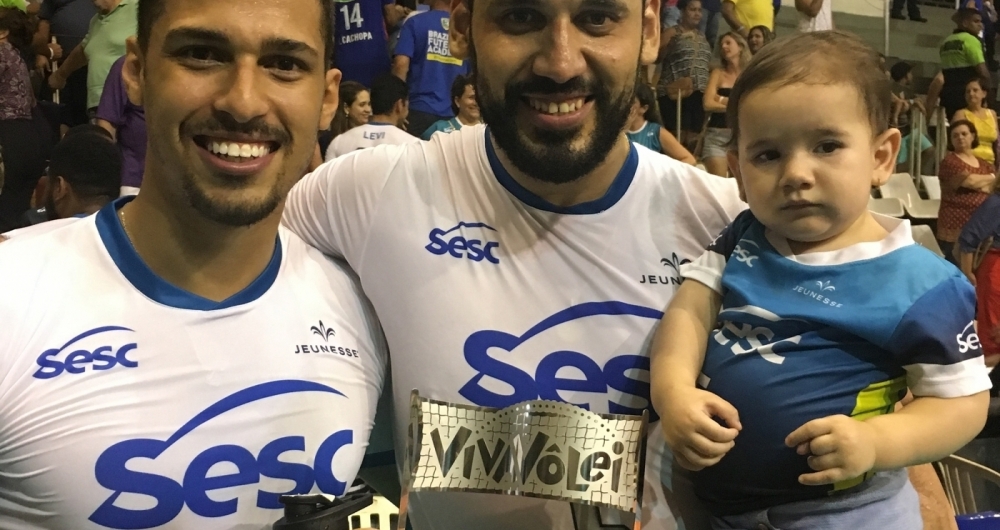 João Rafael, do Sesc RJ, entregou o Troféu Viva Vôlei de melhor jogador da partida contra o Sada Cruzeiro ao companheiro Maurício Borges, com a filha Valentina no colo 
