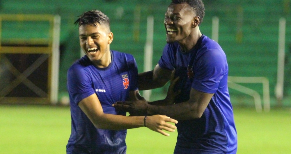 Evander e Paul�o brincam durante o treino na Bol�via: os dois ser�o titulares