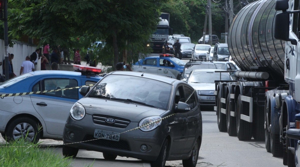 2017-02-20 - Sargento do Exército é morto em assalto a carros em Campo Grande. Na foto, o carro do militar               Estefan Radovicz / Agência O Dia
      Byline