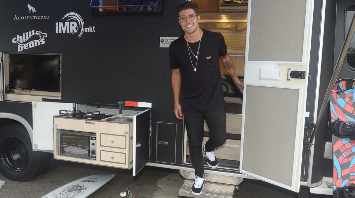 Caio Castro em seu motorhome
