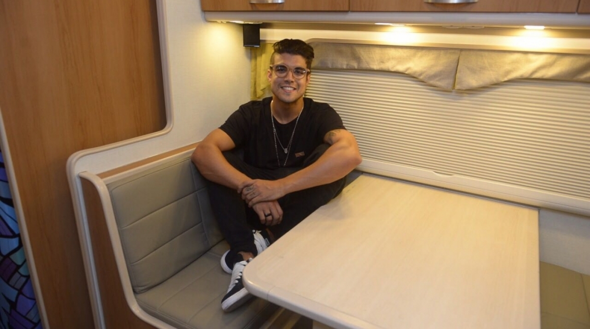 Caio Castro em seu motorhome