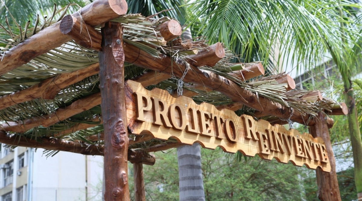 A Comlurb lan&ccedil;ou, nesta quinta-feira (21/12), o projeto-piloto do programa REINVENTE, que visa a transformar troncos e galhos de &aacute;rvores retirados de opera&ccedil;&otilde;es de poda e remo&ccedil;&atilde;o de &aacute;rvores, em pe&ccedil;as de mobili&aacute;rio urbano para pra&ccedil;as, parques, escolas e creches, como bancos, mesas, pergolados, caminhos de bolacha e brinquedos. Uma exposi&ccedil;&atilde;o permanente com pe&ccedil;as produzidas por garis foi montada no jardim da sede da Companhia, na Tijuca, com a presen&ccedil;a do presidente Rubens Teixeira e diretores