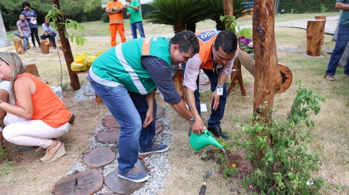 A Comlurb transformou troncos e galhos de &aacute;rvores em pe&ccedil;as como bancos, mesas e pergolados, na Tijuca