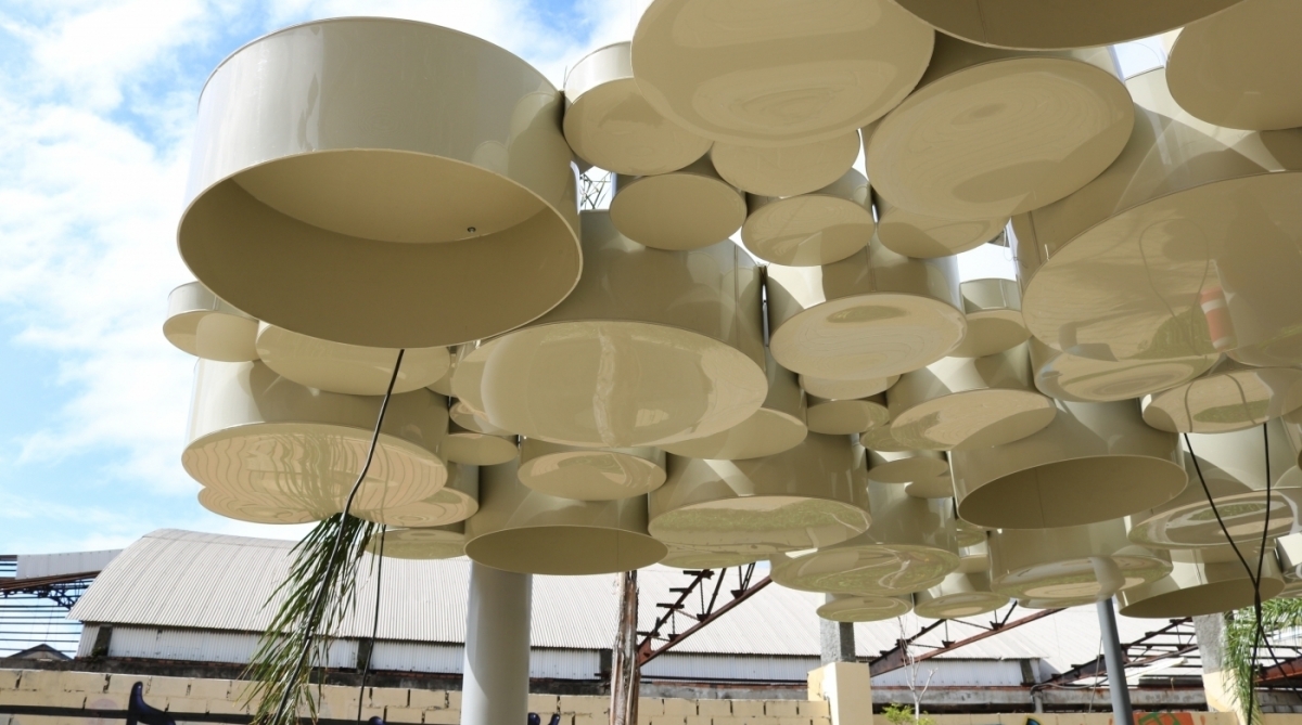 No Parque Urbano Passeio Ernesto Nazareth, na Zona Portu&aacute;ria, estudantes que ganharam o 4&ordm; Desafio de Design Odebrecht Braskem confeccionaram as estruturas