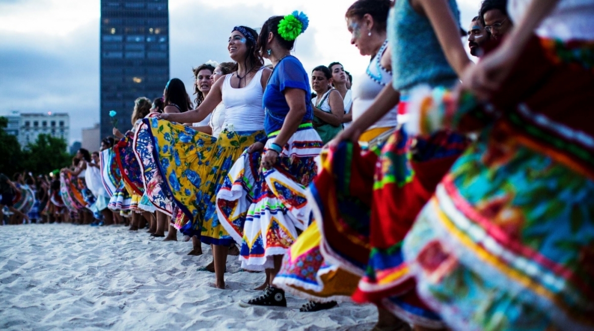 MADRUGADA NO CENTRO - CCBB-RJ recebe a última edição da quarta temporada das animadas festas temáticas com DJs, shows, debate e intervenções na área externa. A noite de 24 de fevereiro traz os ritmos dançantes da África Contemporânea, com viradão da exposição Ex Africa e ingressos a preços populares. Evento reúne Festa Makula, Tambores de Olokun com participação especial de Sagrace Menga, Show de Lucy Alves com participação especial de Tássia Reis e Afrobapho.