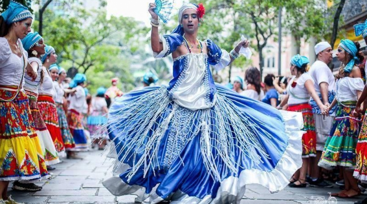 MADRUGADA NO CENTRO - CCBB-RJ recebe a última edição da quarta temporada das animadas festas temáticas com DJs, shows, debate e intervenções na área externa. A noite de 24 de fevereiro traz os ritmos dançantes da África Contemporânea, com viradão da exposição Ex Africa e ingressos a preços populares. Evento reúne Festa Makula, Tambores de Olokun com participação especial de Sagrace Menga, Show de Lucy Alves com participação especial de Tássia Reis e Afrobapho.
