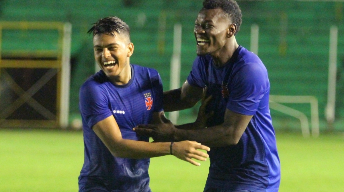 Evander e Paulão brincam durante o treino na Bolívia: os dois serão titulares - Carlos Gregório Jr/Vasco.com.br