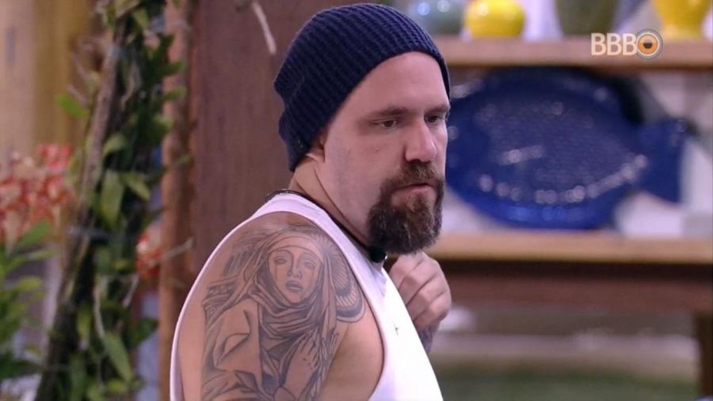 Caruso sente dor de ouvido e é atendido por médico - Reprodução