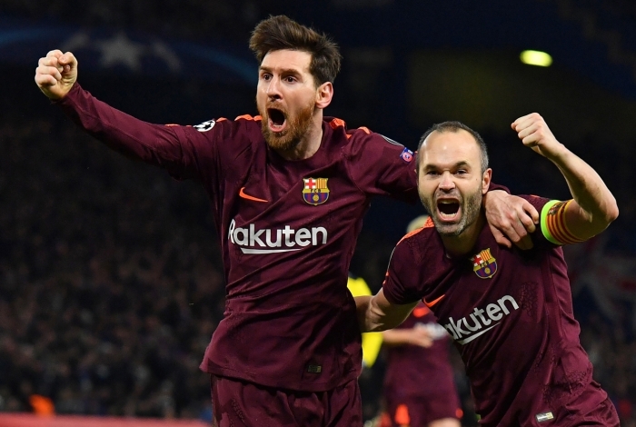 Messi (E) comemora com Iniesta após marcar o gol do Barça em Londres