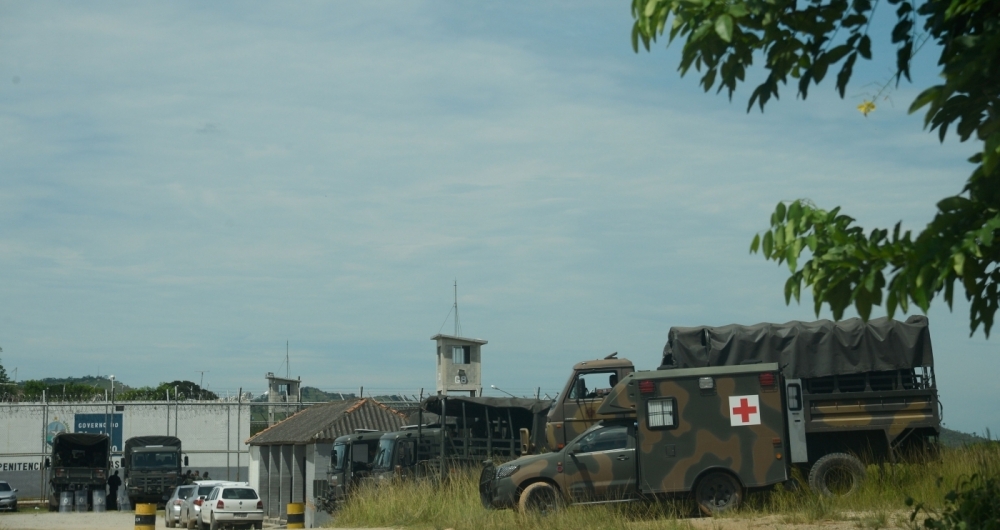 Ve�culos militares foram enviados a Japeri para a opera��o conjunta de varredura na penitenci�ria