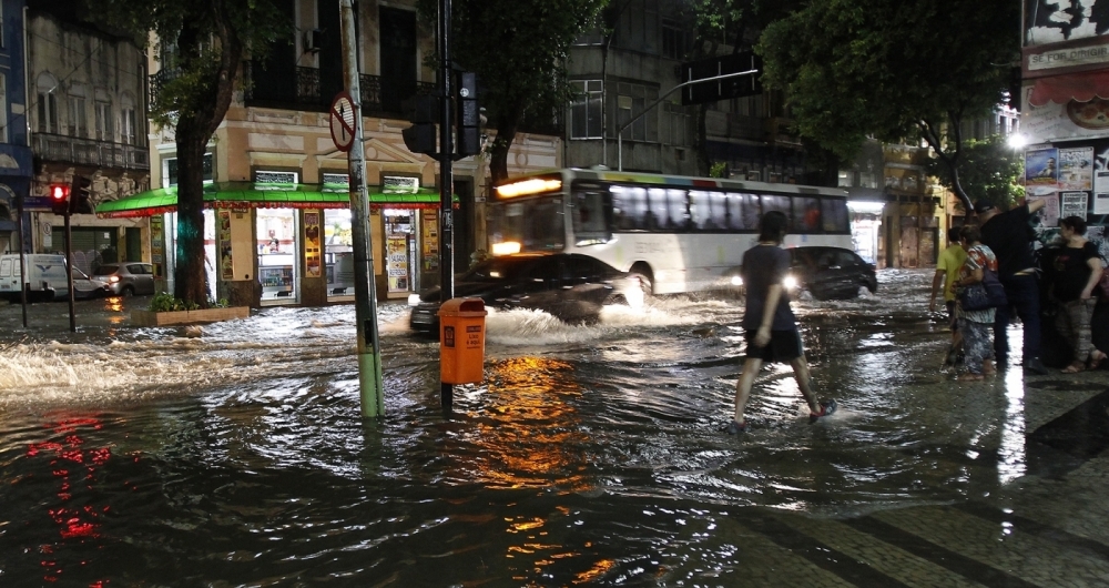 Temporal no Rio de Janeiro causa alagamento em diversos pontos da cidade. Na imagem, alagamento na esquina das ruas Mem de Sá e Rezende, no Centro do Rio