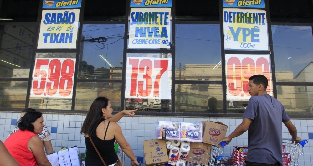 Clientes aproveitam as promoes no Supermercado Guanabara, no Engenho de Dentro