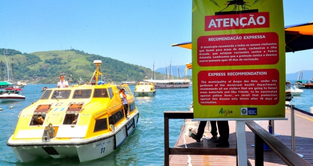 Prefeitura de Angra dos Reis colocou cartazes de conscientização sobre a vacinca nos acessos à Ilha