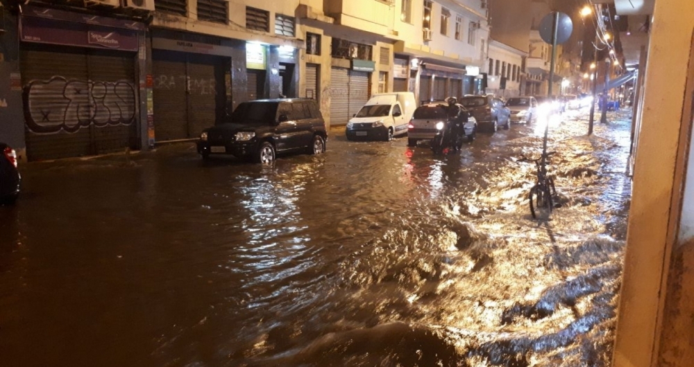 Rua Andr� Cavalcante, na Lapa, ficou alagada