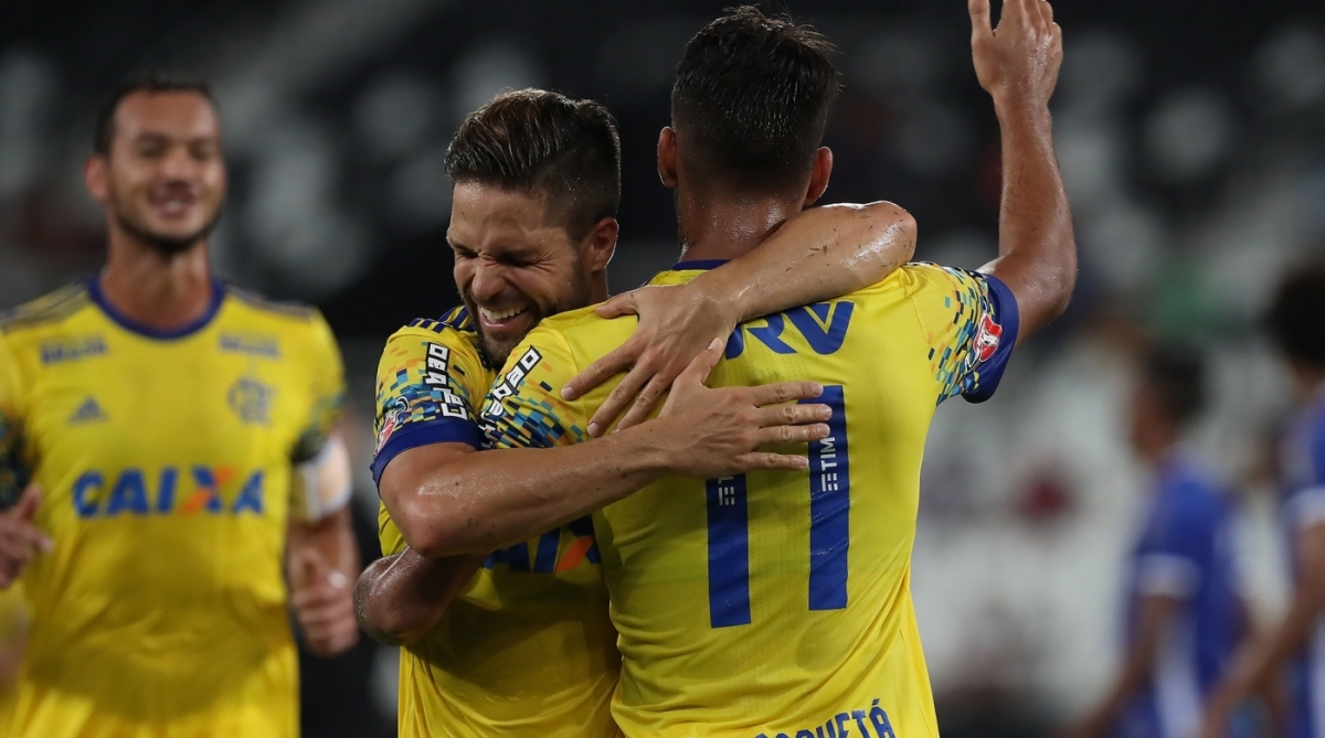 Aquele abra&ccedil;o! Diego comemora com Lucas Paquet&aacute;: os dois balan&ccedil;aram a rede na goleada de ontem - Alexandre Brum 