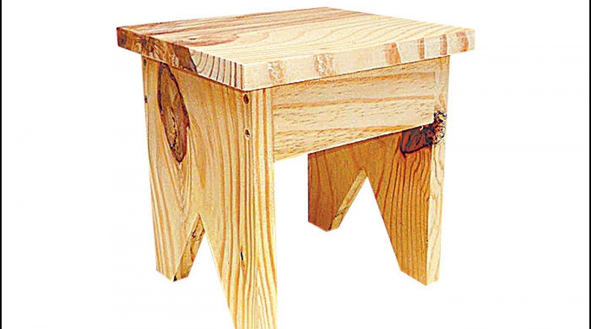 A loja Universo das Madeiras vende peças cruas, prontas para serem customizadas. Veja que lindo o banquinho, por R$ 45. www.universodasmadeiras.com.br