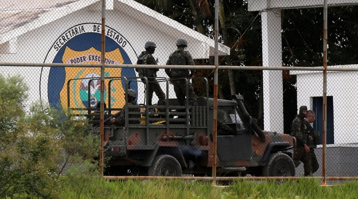 WJMILITARES19 - RIO DE JANEIRO - RJ - 21/02/2018 - EXERCITO / OPERA&Ccedil;&Atilde;O / PRESIDIO - CIDADES OE ? Militares do Ex&eacute;rcito Brasileiro realizam uma opera&ccedil;&atilde;o em conjunto com a Secretaria de Administra&ccedil;&atilde;o Penitenciaria (SEAP), nesta quarta-feira, 21, no Pres&iacute;dio Milton Dias Moreira, em Japeri, na Baixada Fluminense. Na foto, comboio de militares deixam o pres&iacute;dio em Japeri ap&oacute;s opera&ccedil;&atilde;o. FOTO: WILTON JUNIOR/ESTADAO