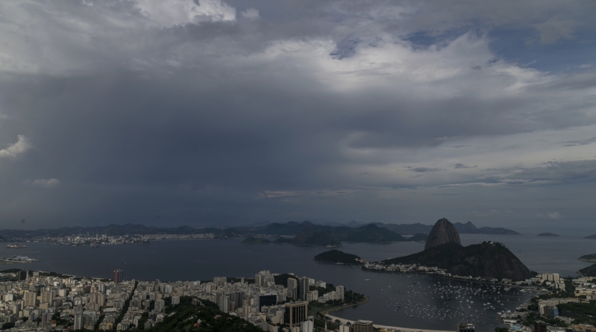 Clima Tempo. Previs&atilde;o de Chegada de chuva forte no Rio de Janeiro. Na foto ao fundo a Enseada de Botafogo, Ba&iacute;a de Guanabara, Niter&oacute;i ... Foto: Daniel Castelo Branco / Ag&ecirc;ncia O Dia