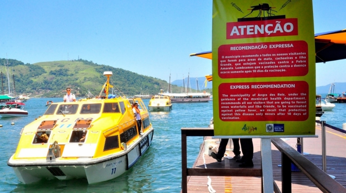 Prefeitura de Angra dos Reis colocou cartazes de conscientização sobre a vacinca nos acessos à Ilha - DIVULGAÇÃO