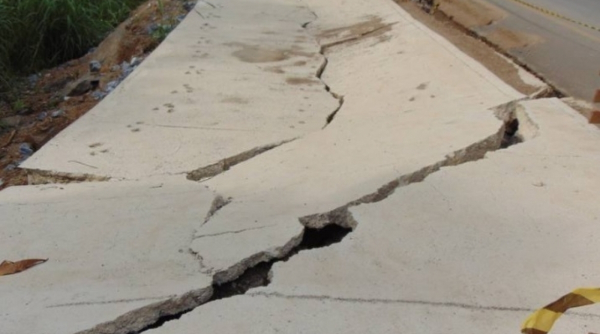 Trecho que acabou de ser recuperado e já está desmoronando. - Reprodução