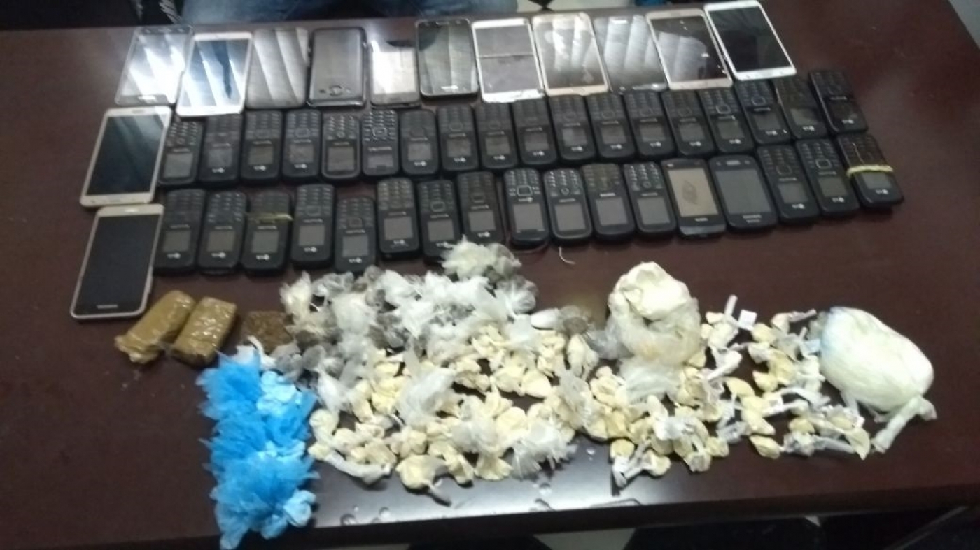 Celulares e drogas foram apreendidos ontem em operação da Seap, em conjunto com o Exército, dentro do presídio Milton Dias, em Japeri - DIVULGAÇÃO