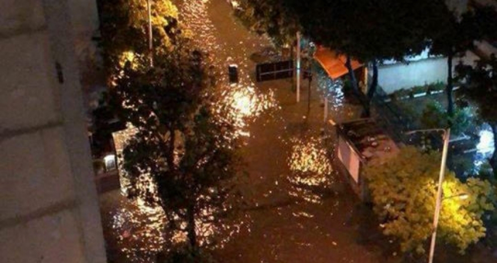 Rua Volunt�rios da P�tria, em Botafogo, ficou alagada ap�s o temporal