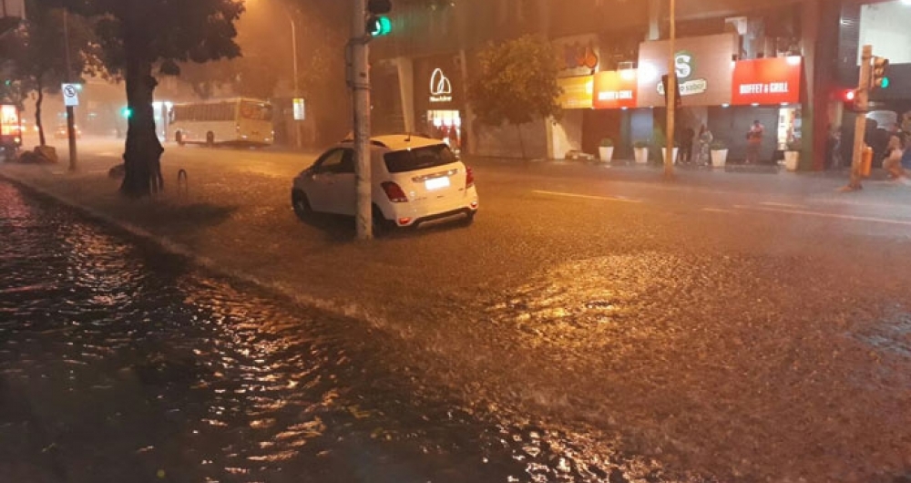 Avenida Nossa Senhora de Copacabana ficou completamente alagada por causa da chuva forte