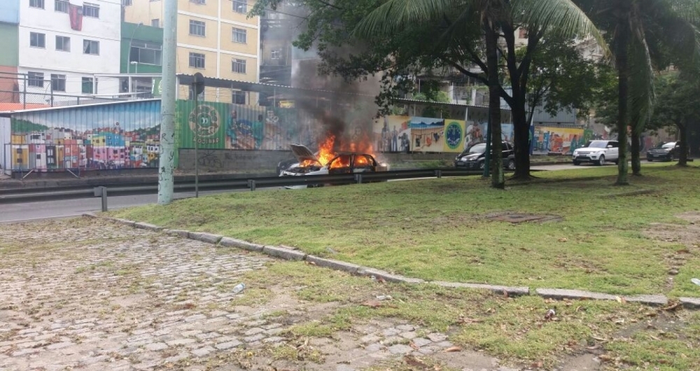 Carro pegou fogo na Autoestrada Lagoa-Barra