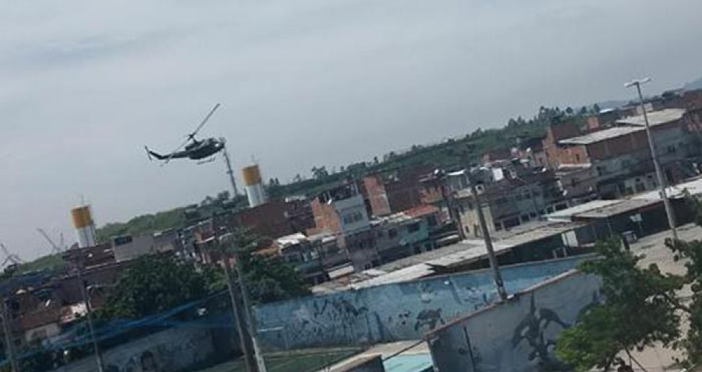 Moradores flagraram helic�ptero da Pol�cia Civil sobrevoando o Complexo da Mar�