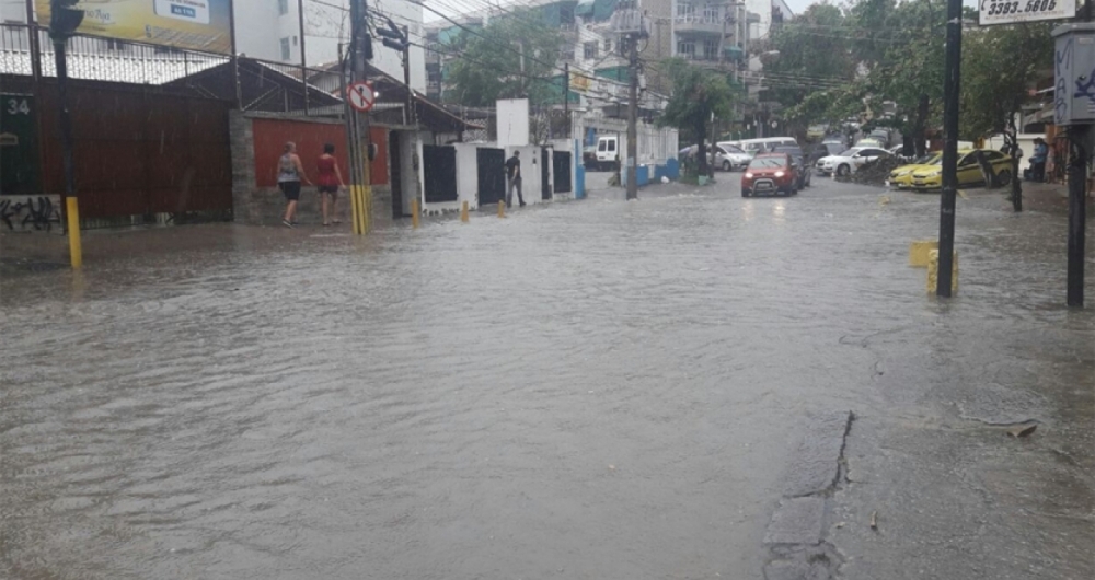 Pontos de alagamento na Estrada do Gale�o com a Rua Muiatuca