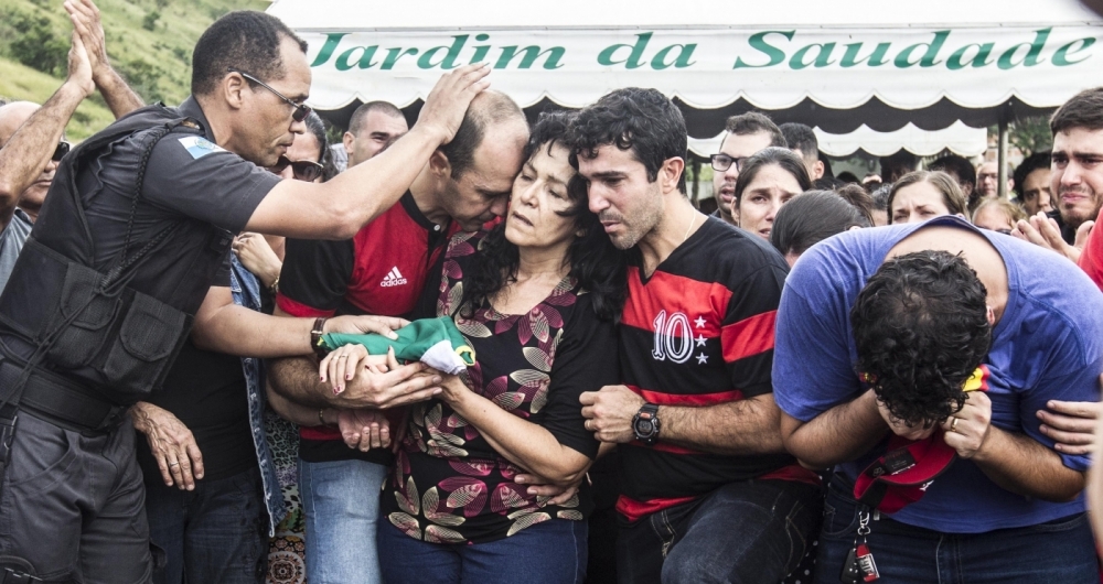 Parentes e amigos tiveram que ser amparados durante o enterro do tenente Guilherme Lopes da Cruz