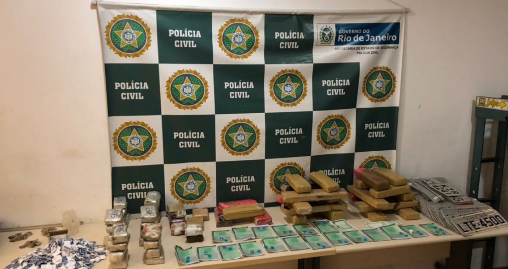 Cerca de 50 quilos de maconha e 780 sacol�s de coca�na foram apreendidas durante opera��o no Complexo da Mar�