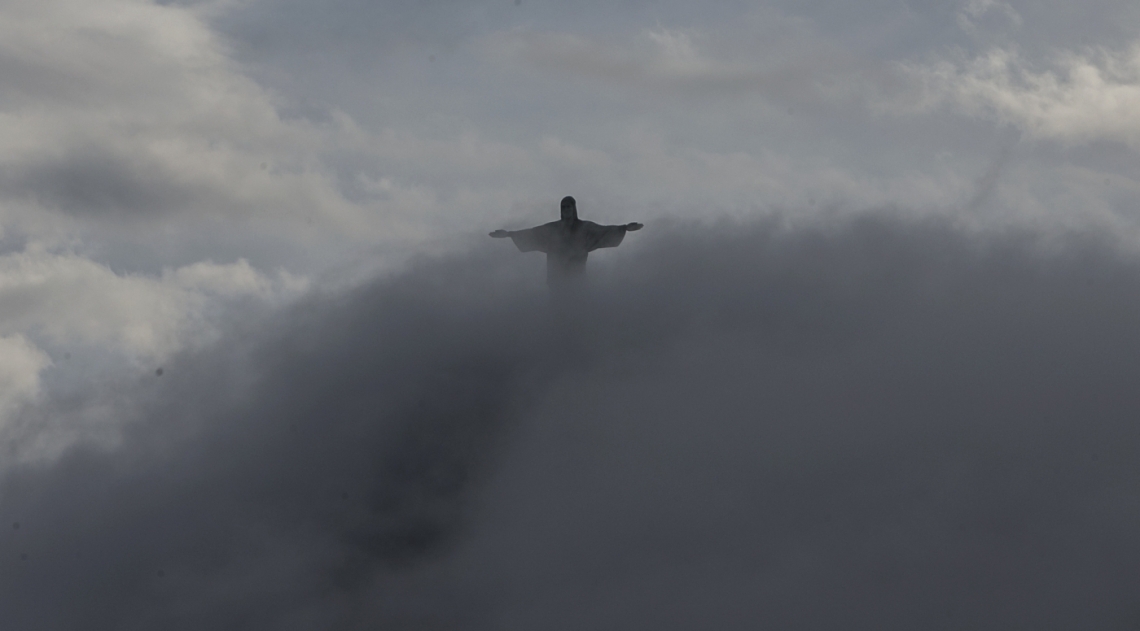 Cristo Redentor encoberto pelas nuvens