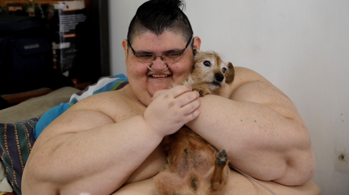 Juan Pedro em sua cama, na qual se construiu uma estrutura met&aacute;lica que lhe ajuda a se levantar e fazer alguns exerc&iacute;cios