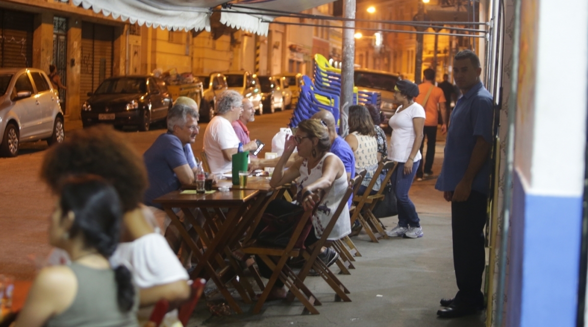 Bar do Peixe, na rua Andre Cavalcante, depois do temporal da madrugada o bar funcionando normalmente. Foto: Daniel Castelo Branco / Agência O Dia..