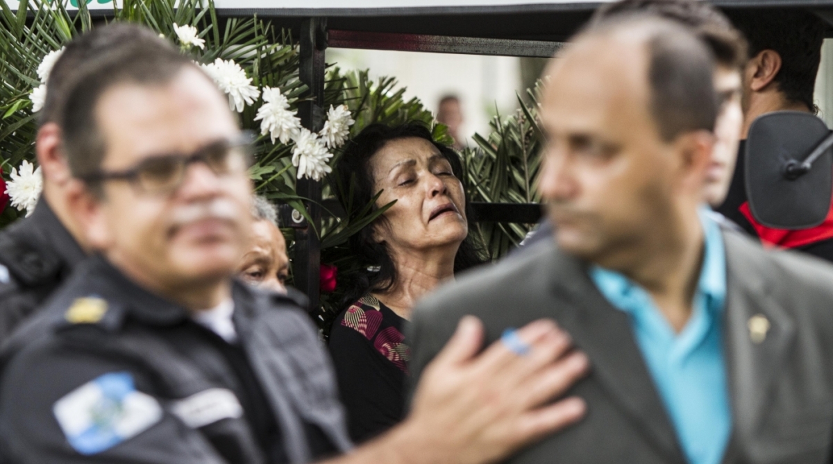 Enterro do Sub oficial PM, Guilherme Lopes da Cruz,  no cemiterio jardim da saudade em Sulacap vitima de assalto em Jacarepagua. Rj, 22 de fevereiro.