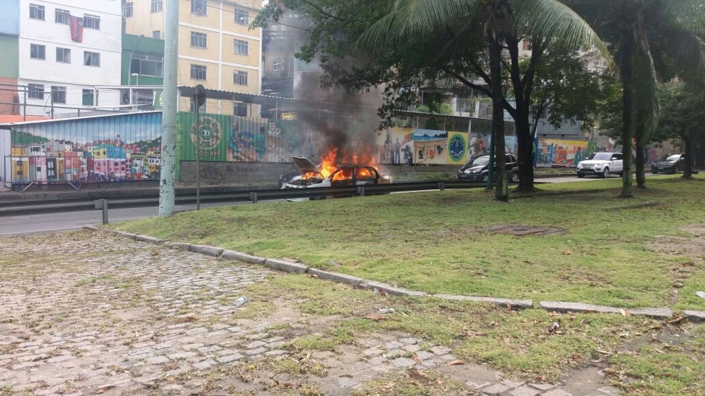 Carro pegou fogo na Autoestrada Lagoa-Barra - Divulgação / Centro de Operações Rio
