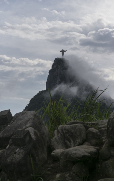 Cristo Redentor encoberto pelas nuvens 