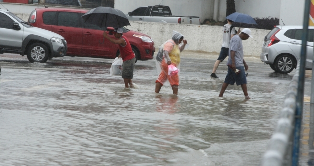 Chuvas continuam a castigar o Estado do Rio de Janeiro. No centro da cidade de Niteroi,muitos engarrafamentos, chuva e  tempo nublado. fotos na Jansem de Melo altura de quando muda de nome para Marqu�s do Paran�.