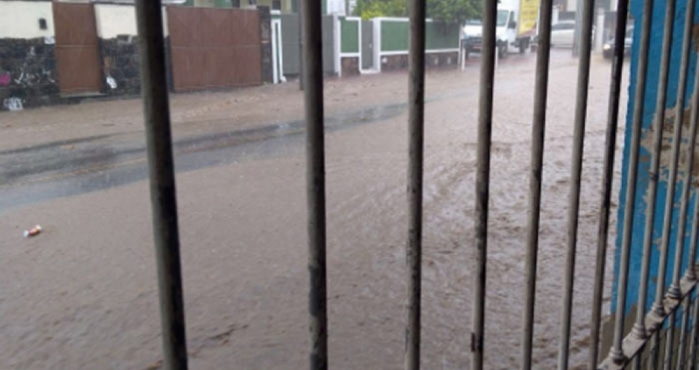 Chuva alagou ruas no bairro Santa Rosa, em Niter�i