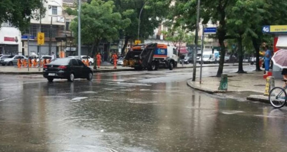 Rua do Catete ficou alagada