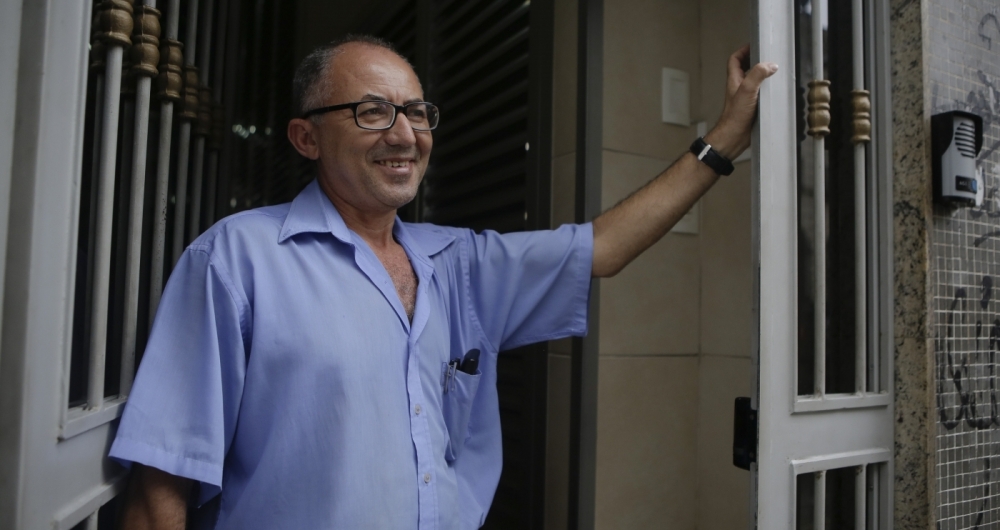 23/02/2018 - O porteiro Franscisco Ferreira do Nascimento trabalhar a 30 anos como porteiro na Lapa. Foto: Luciano Belford / Agencia O Dia