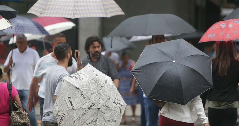 Clima Tempo. Tarde de chuva forte no Rio de Janeiro no Centro do Rio. Cariocas andam nas cal�adas da Av. Rio Branco com seus guarda-chuvas. Foto: Daniel Castelo Branco / Ag�ncia O Dia