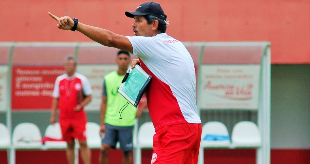 Du�lio, t�cnico do Am�rica, passa instru��es aos jogadores: time rubro precisa vencer Bonsucesso para se salvar