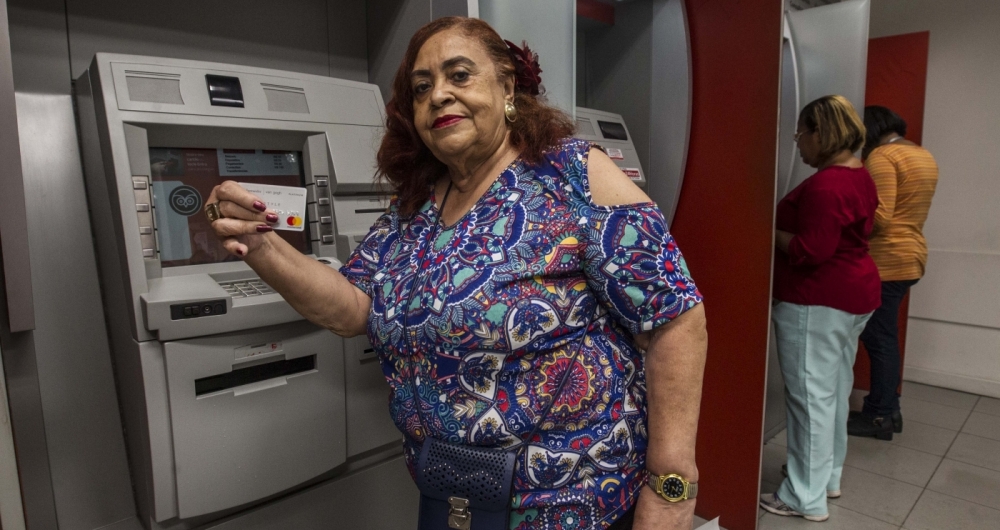 ECONOMIA -  Prazo do recadastramento do INSS esta encerrando. Yeda Gaspar, aposentada. Rj, 23 de fevereiro.